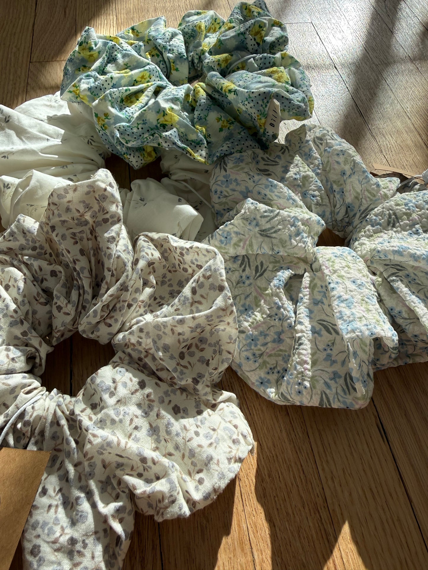 VICTORIA FLORAL SCRUNCHIE