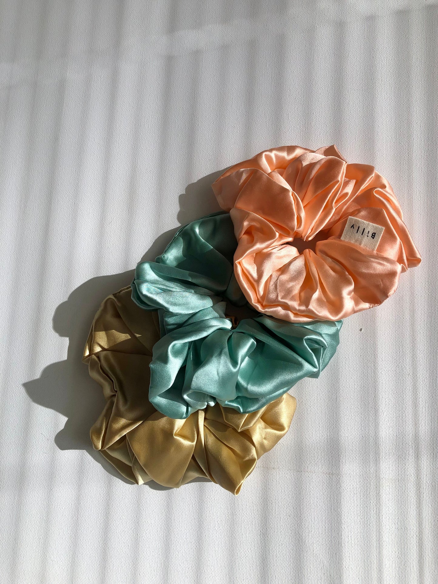 PURE SILK SCRUNCHIES - snow pastel