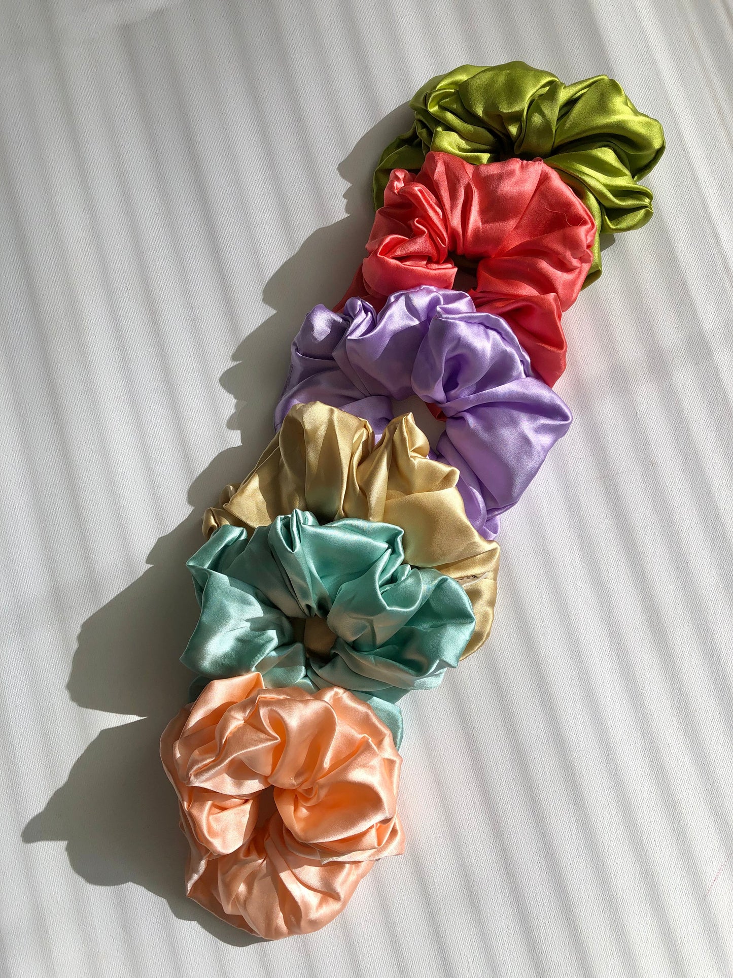 PURE SILK SCRUNCHIES - snow pastel