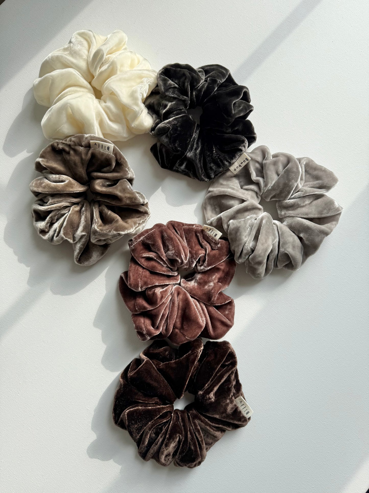 VELVET SCRUNCHIES - neutral
