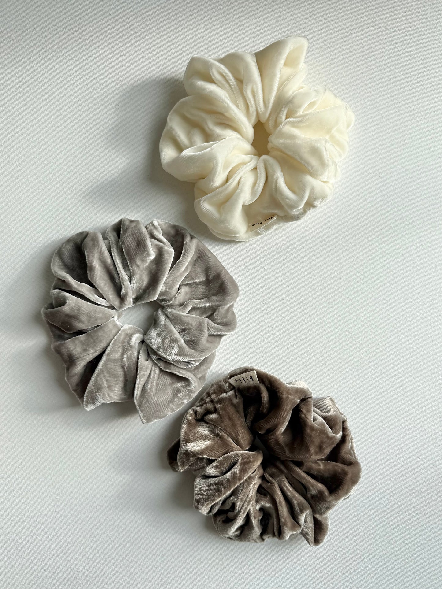 VELVET SCRUNCHIES - neutral
