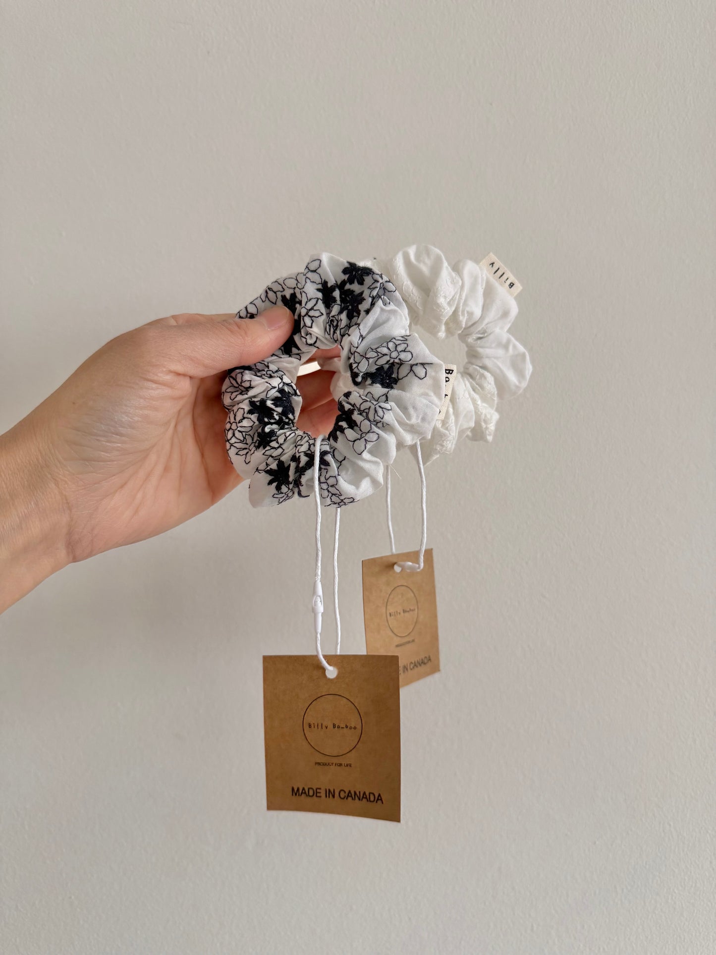 EMBROIDERED NAVY FLOWER SCRUNCHIE