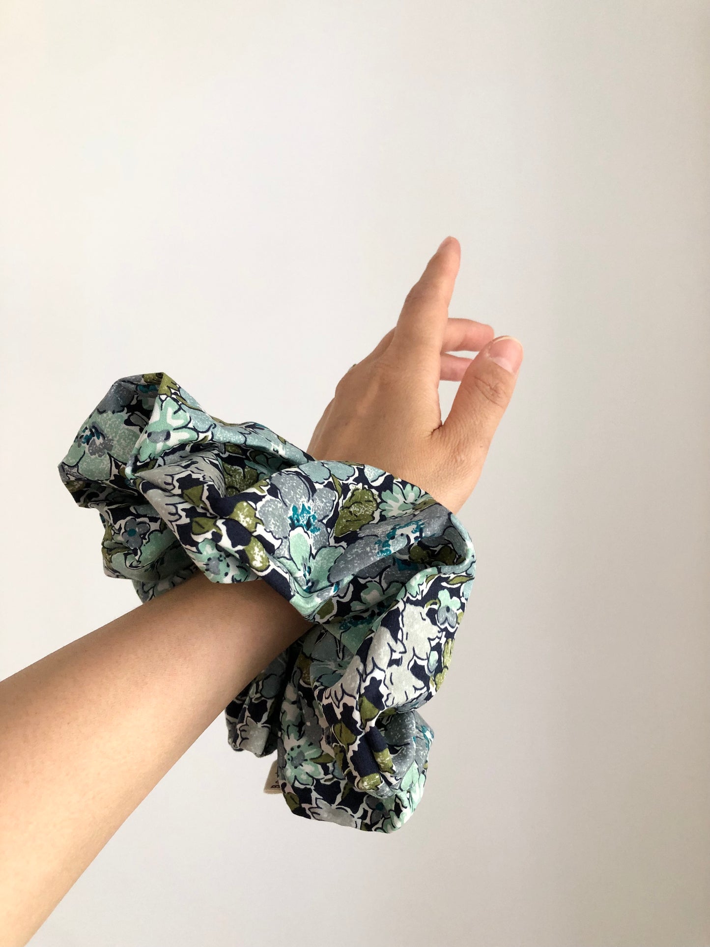 GARDEN FLORAL SCRUNCHIES