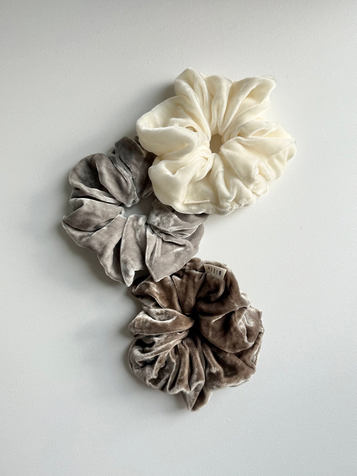 VELVET SCRUNCHIES - neutral
