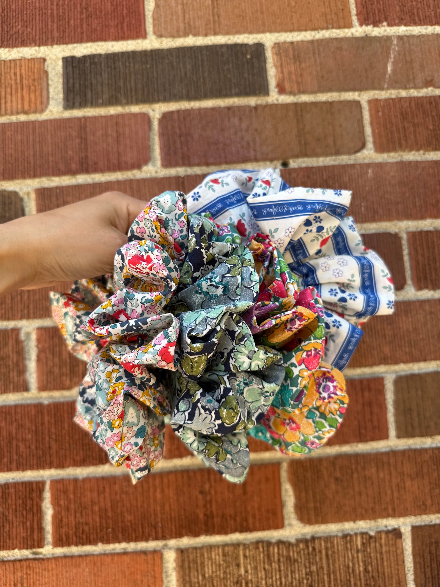 GARDEN FLORAL SCRUNCHIES