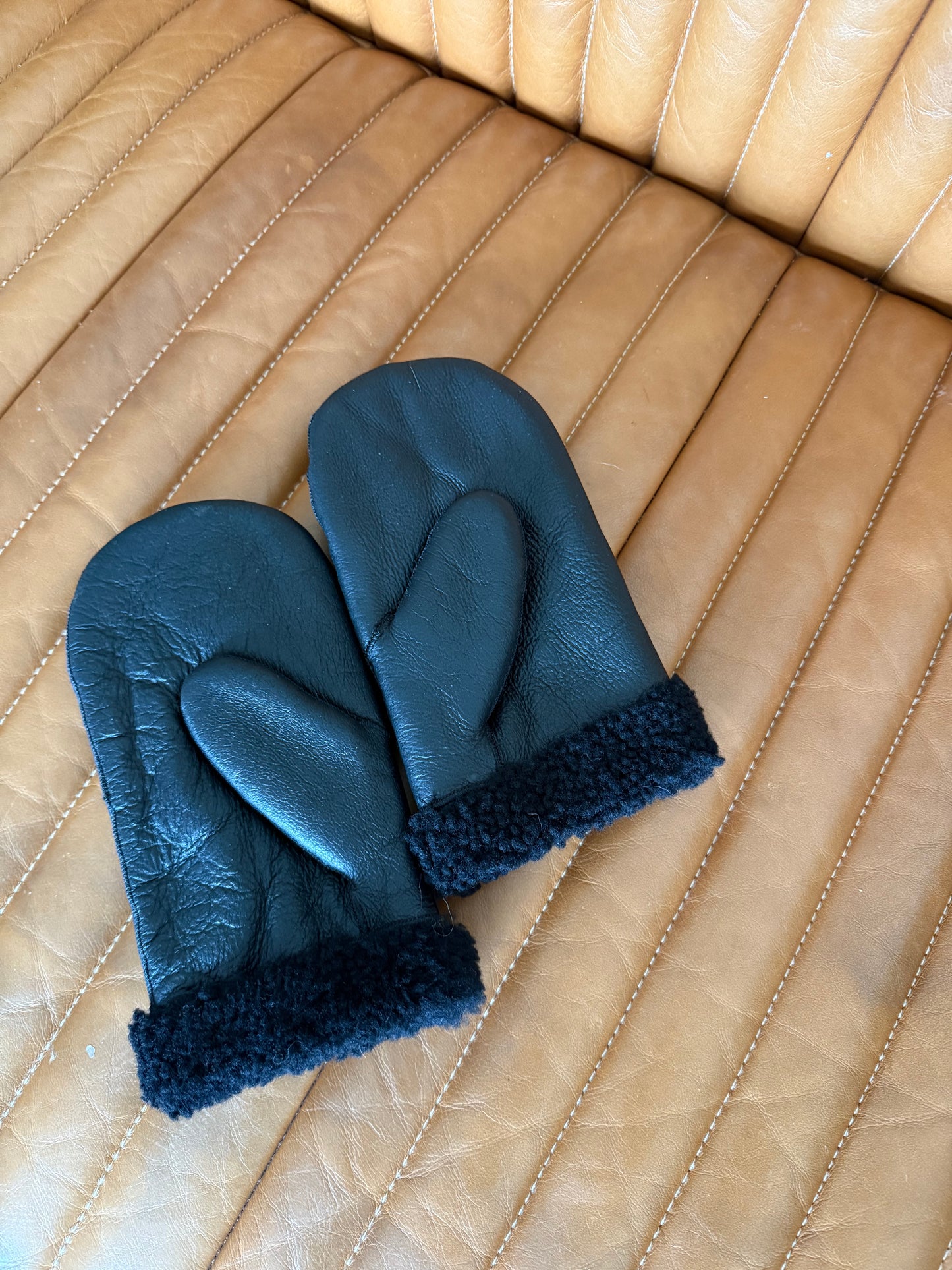 PUFFY SHEARLING MITTENS