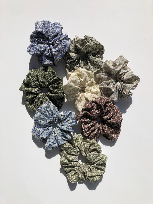 VICTORIA FLORAL SCRUNCHIE