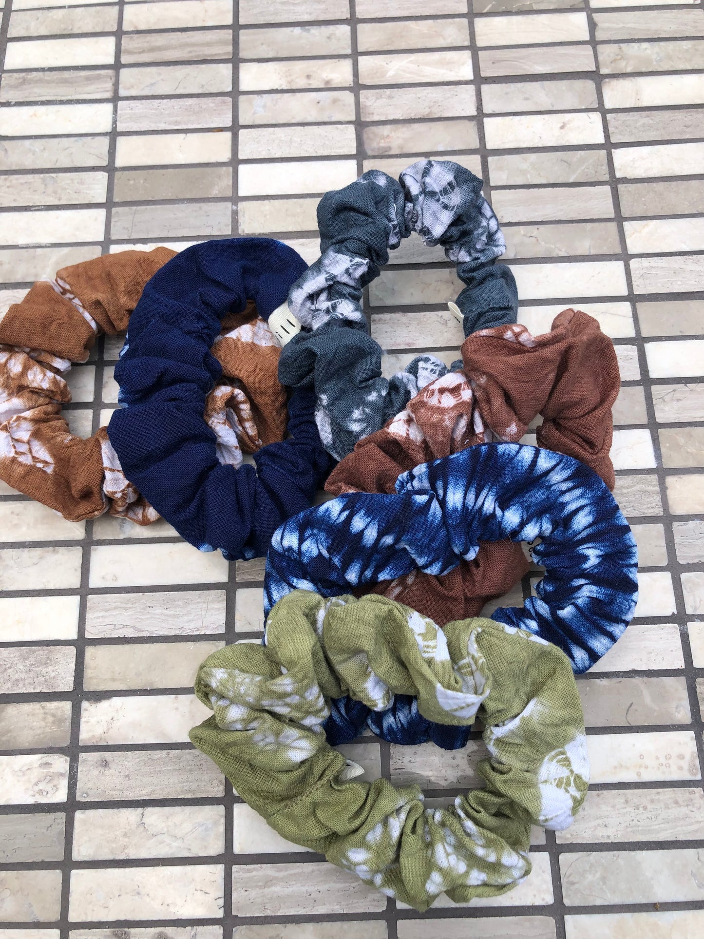 TIE - DYE SCRUNCHIES