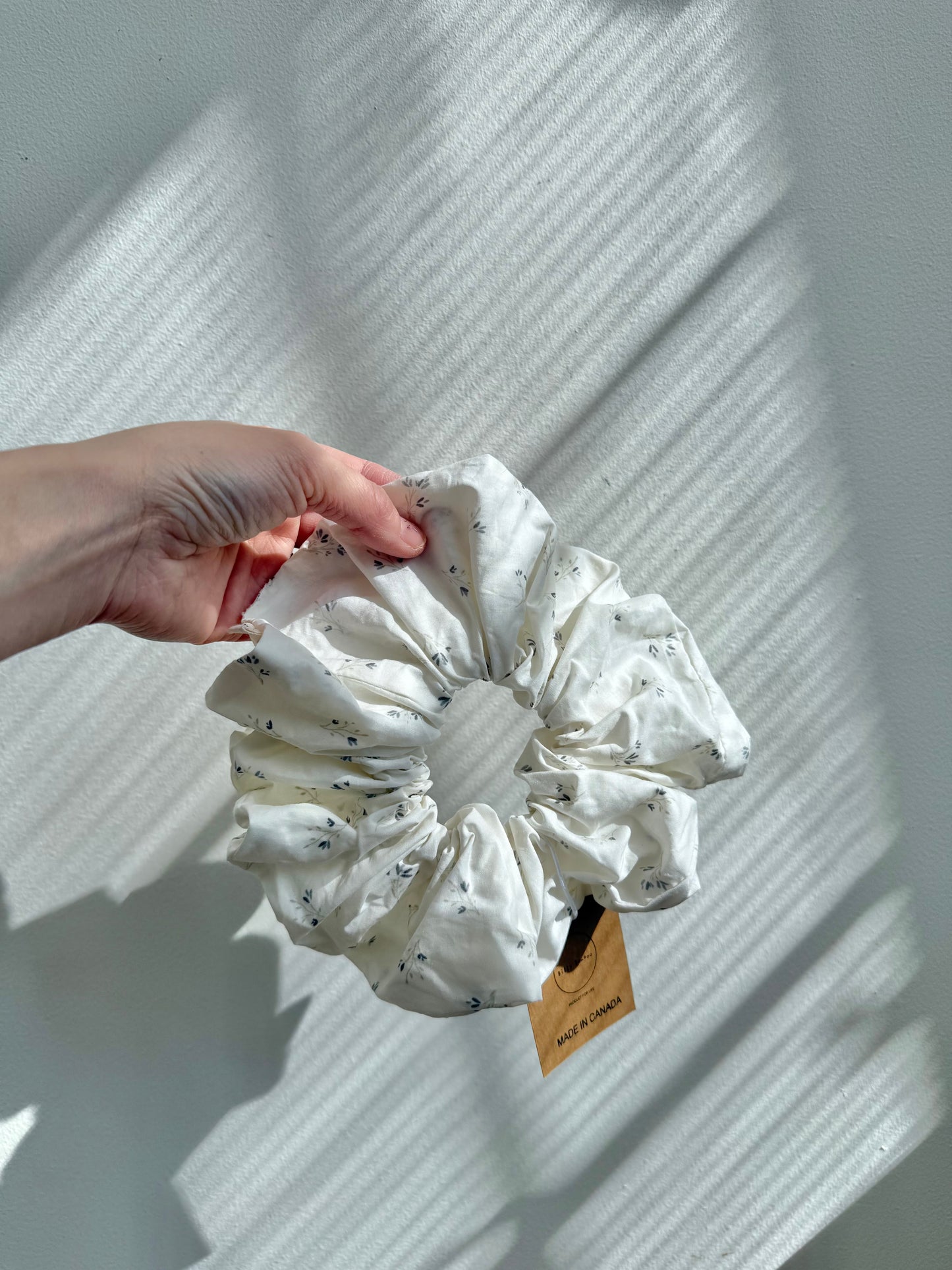 VICTORIA FLORAL SCRUNCHIE