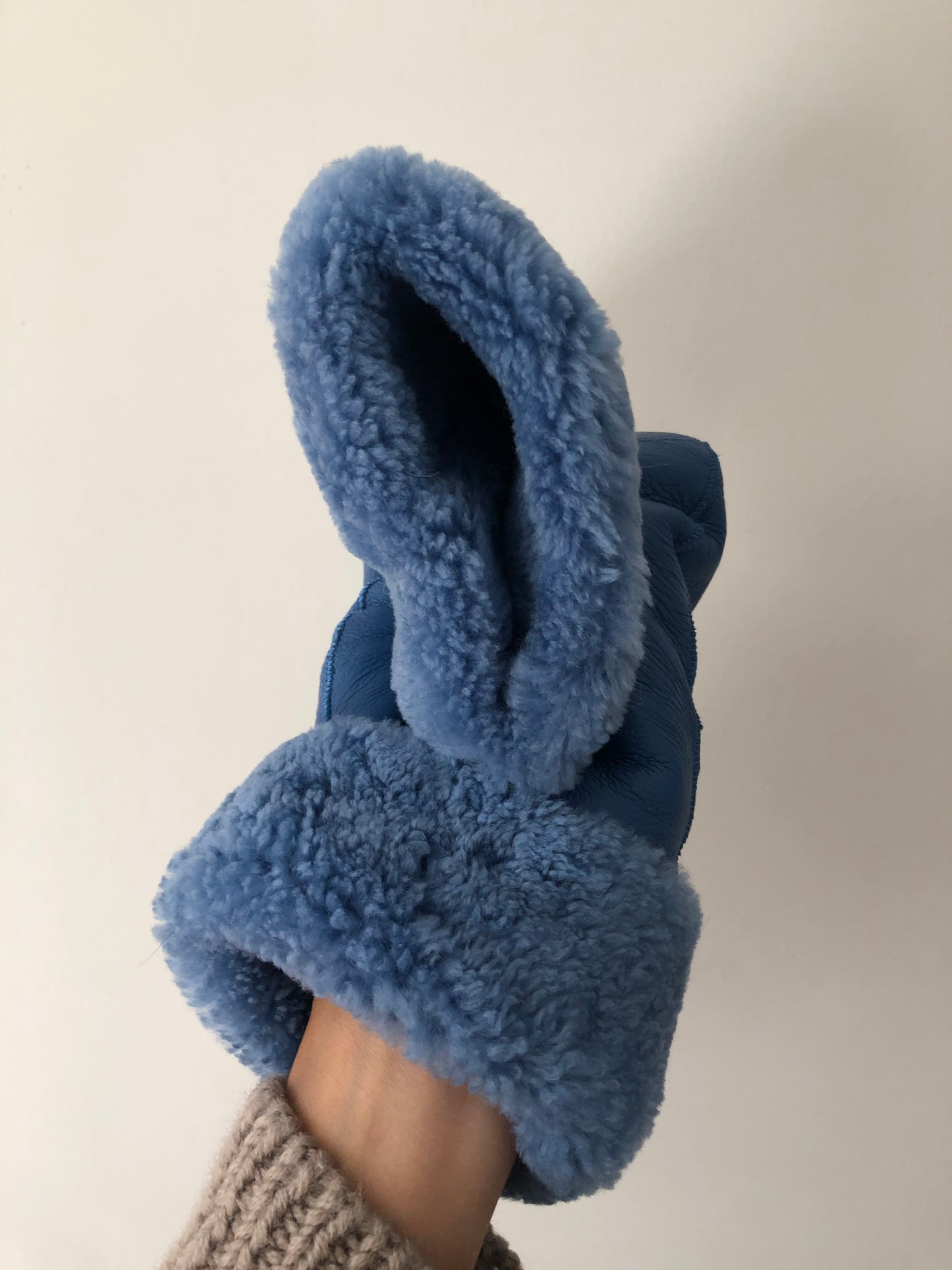 PUFFY SHEARLING MITTENS