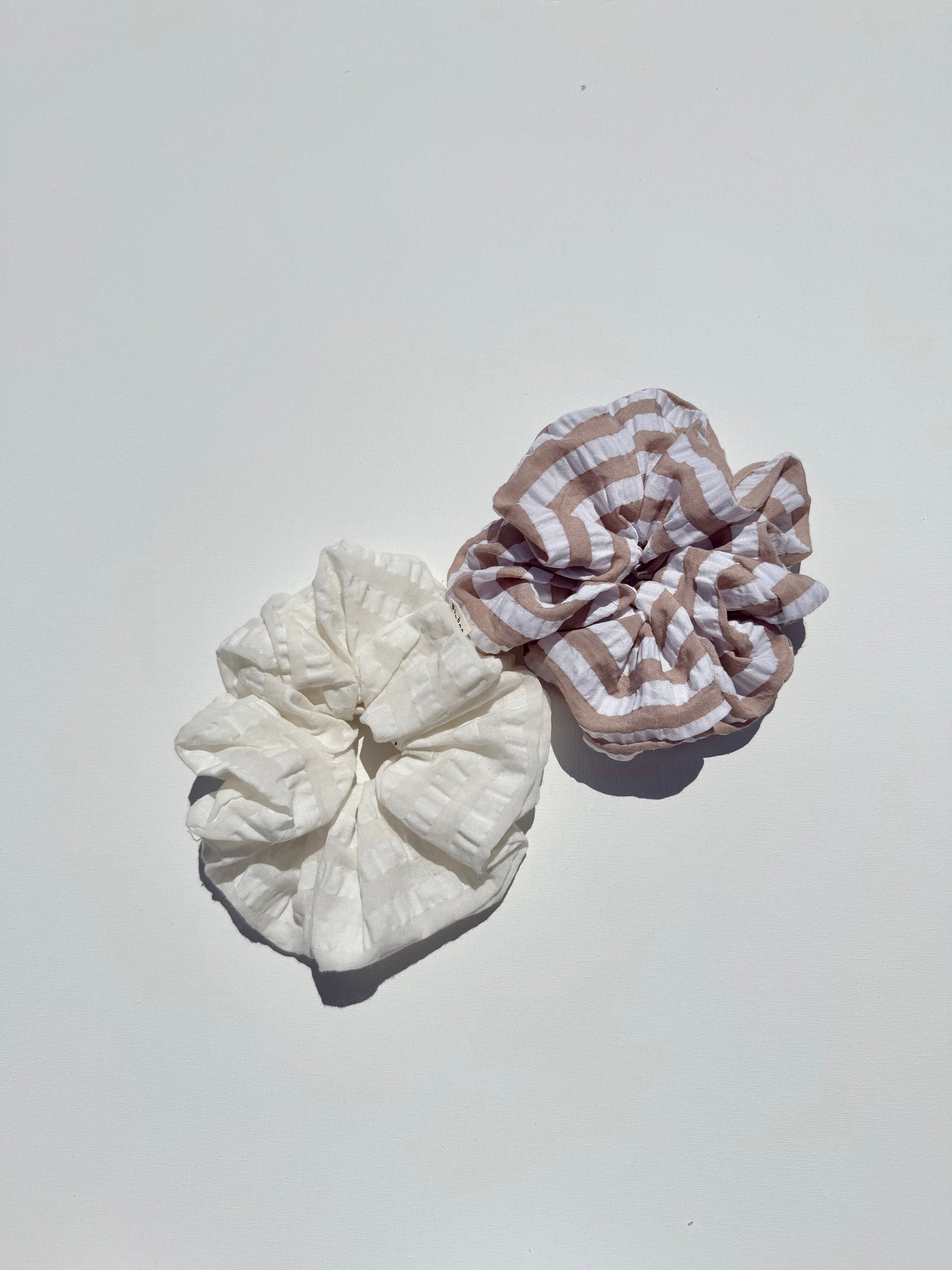 STRIPE SEERSUCKER SCRUNCHIES - neutral