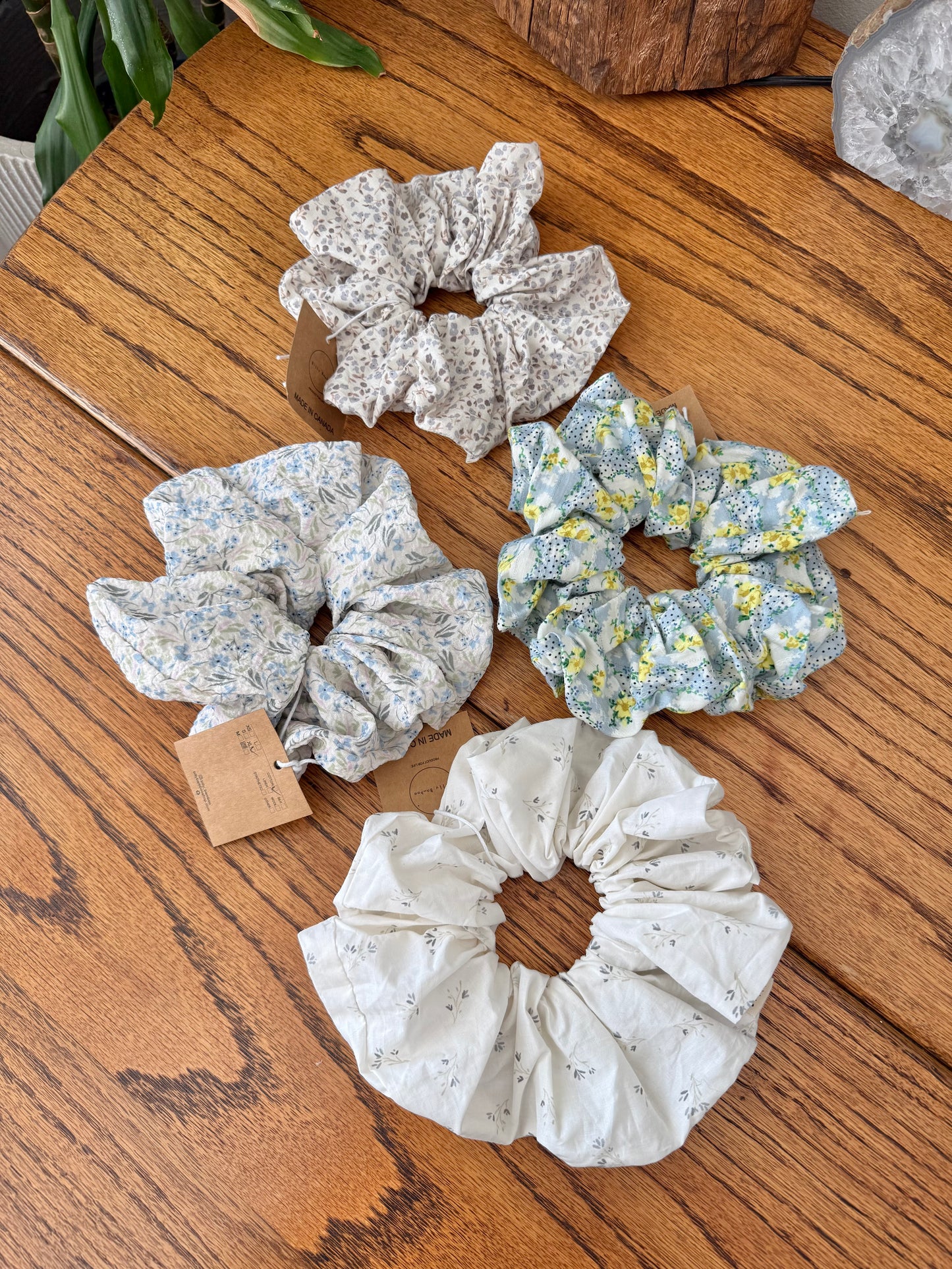 VICTORIA FLORAL SCRUNCHIE