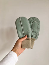 Load image into Gallery viewer, KIDS SHEARLING MITTENS