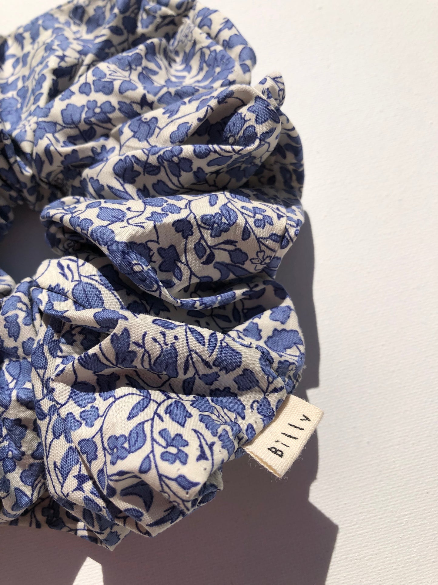 VICTORIA FLORAL SCRUNCHIE