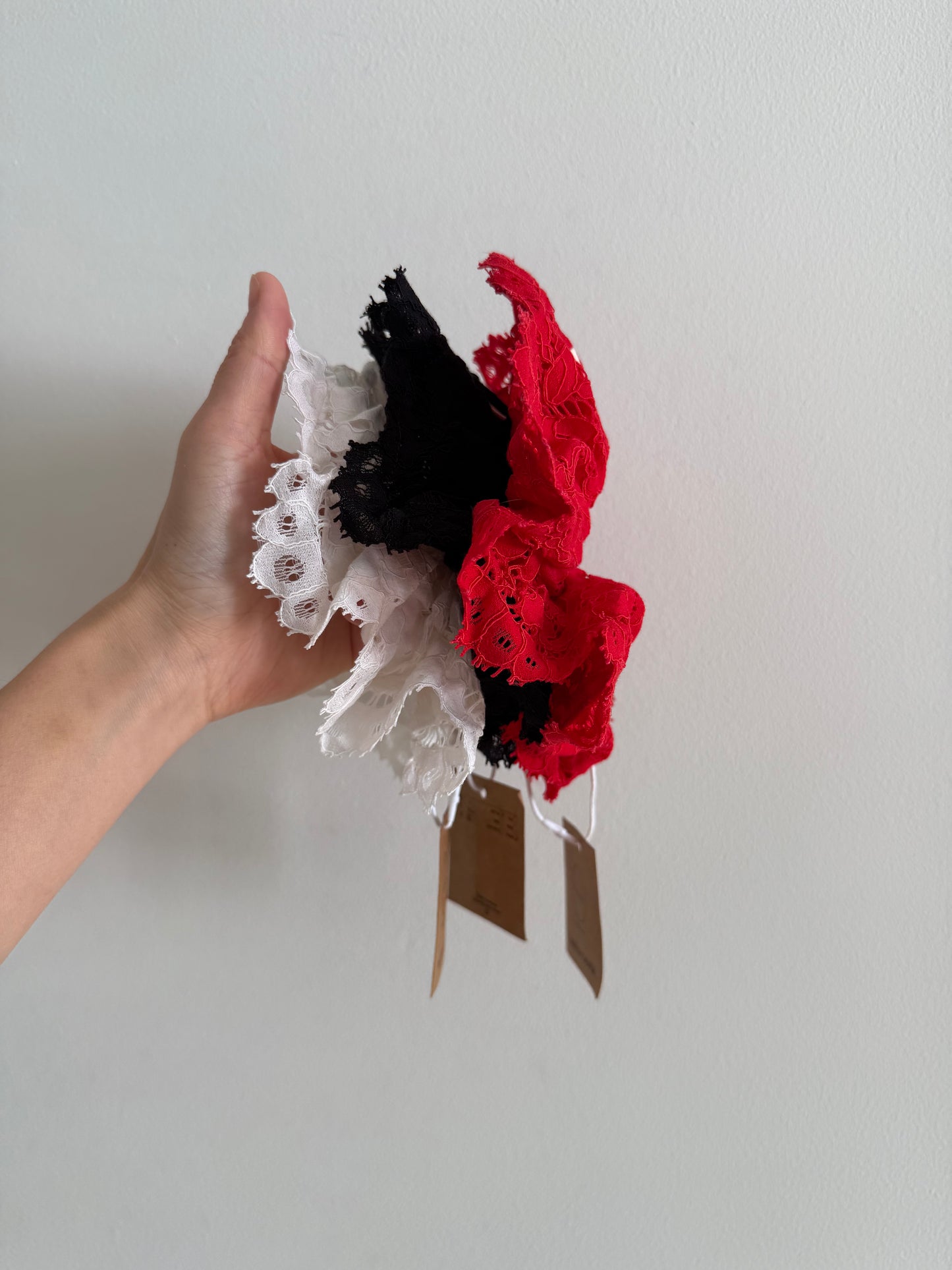 LACE SCRUNCHIES