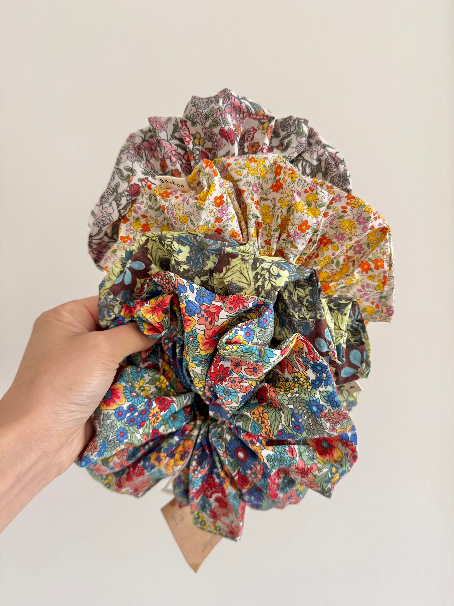 MEADOW BLOOM FLORAL SCRUNCHIE
