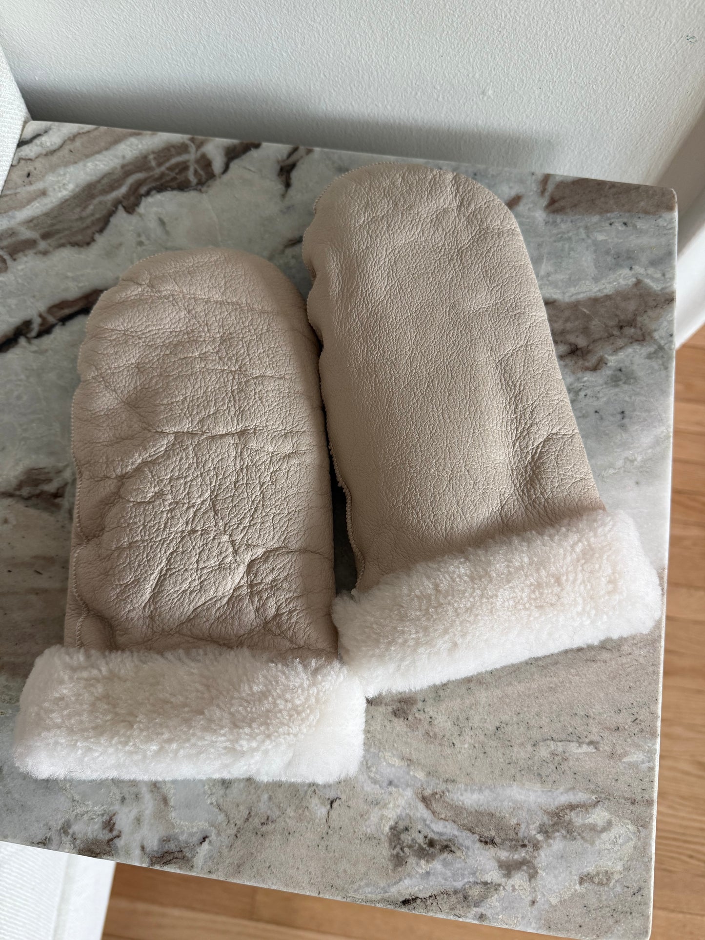 PUFFY SHEARLING MITTENS