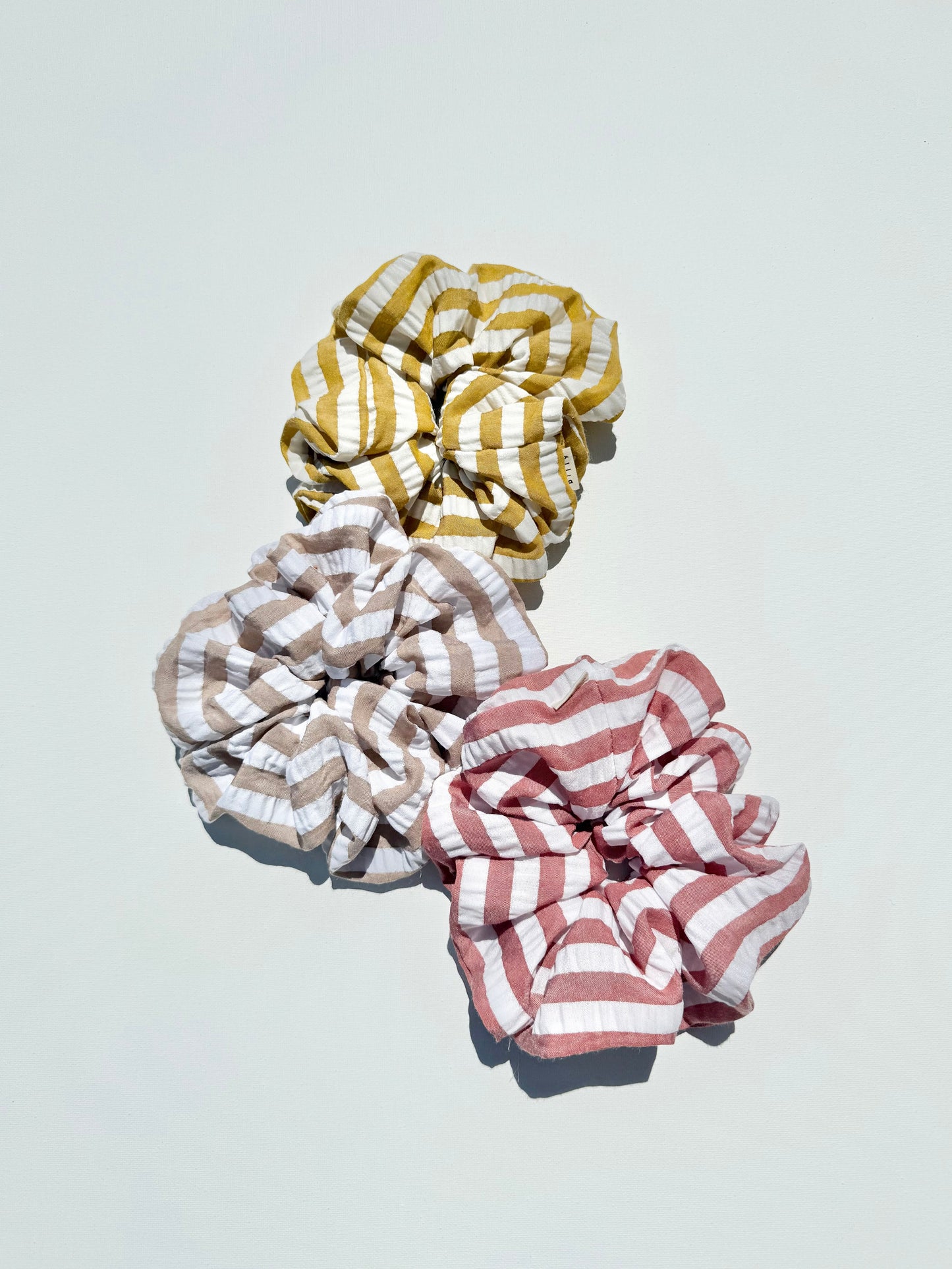 STRIPE SEERSUCKER SCRUNCHIES - neutral