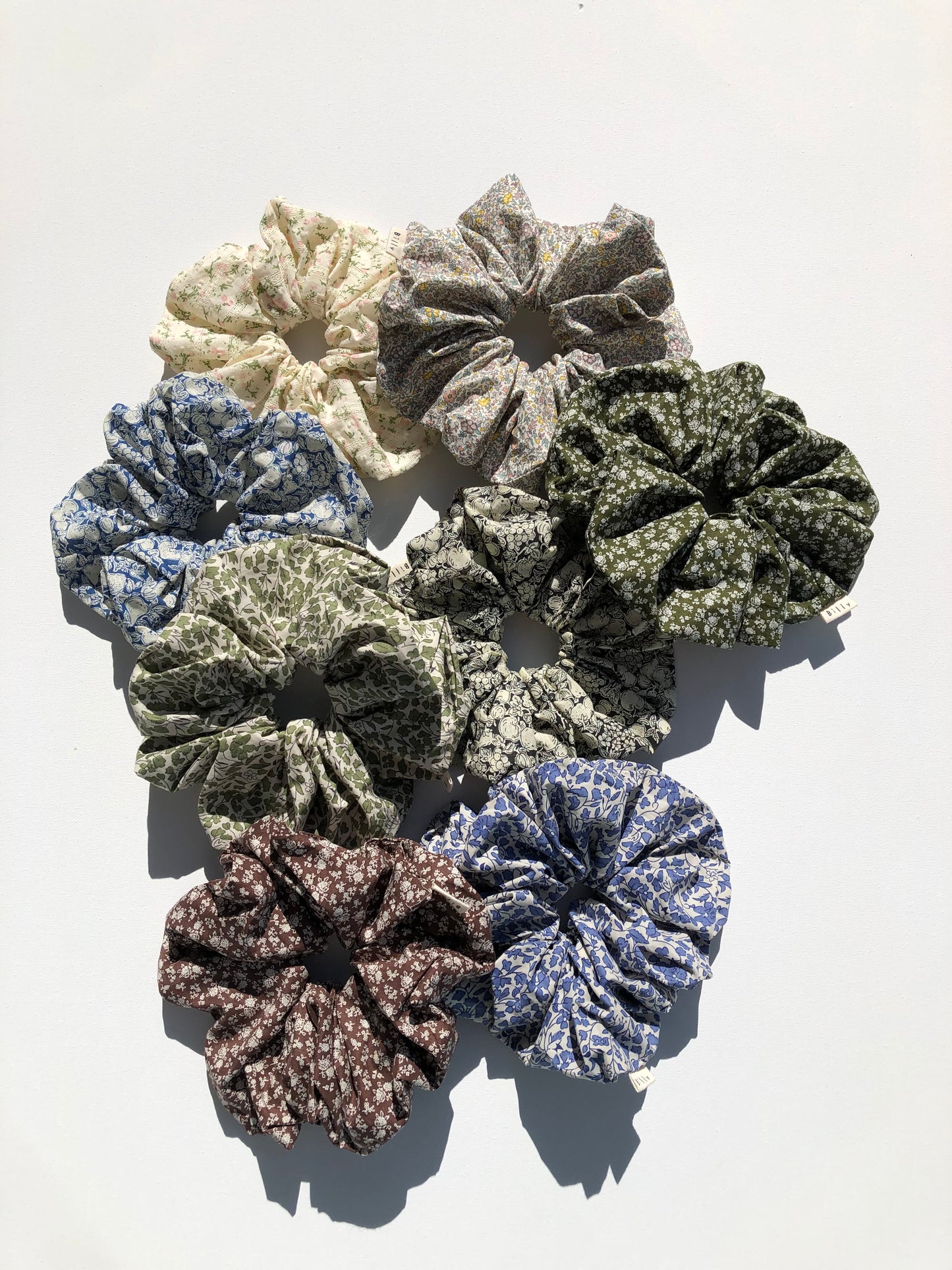 VICTORIA FLORAL SCRUNCHIE