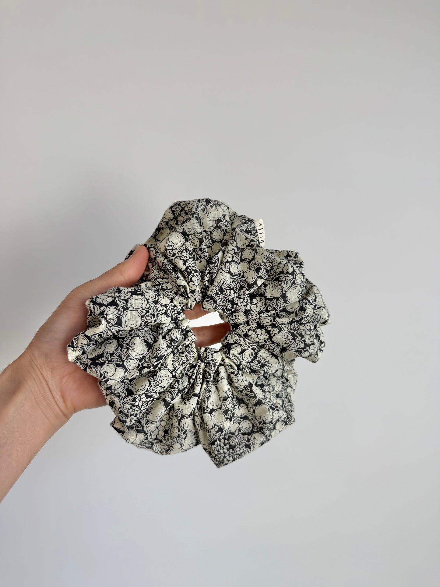 VICTORIA FLORAL SCRUNCHIE