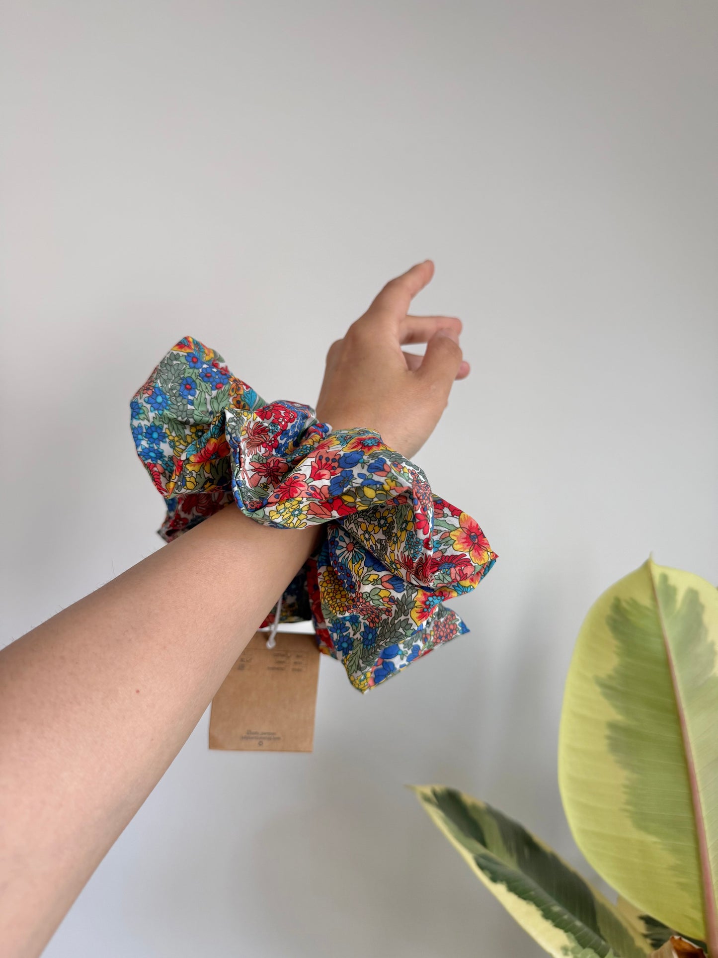 MEADOW BLOOM FLORAL SCRUNCHIE