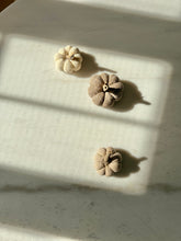 Load image into Gallery viewer, CROCHET COOKIE FLOWERS SOCKS