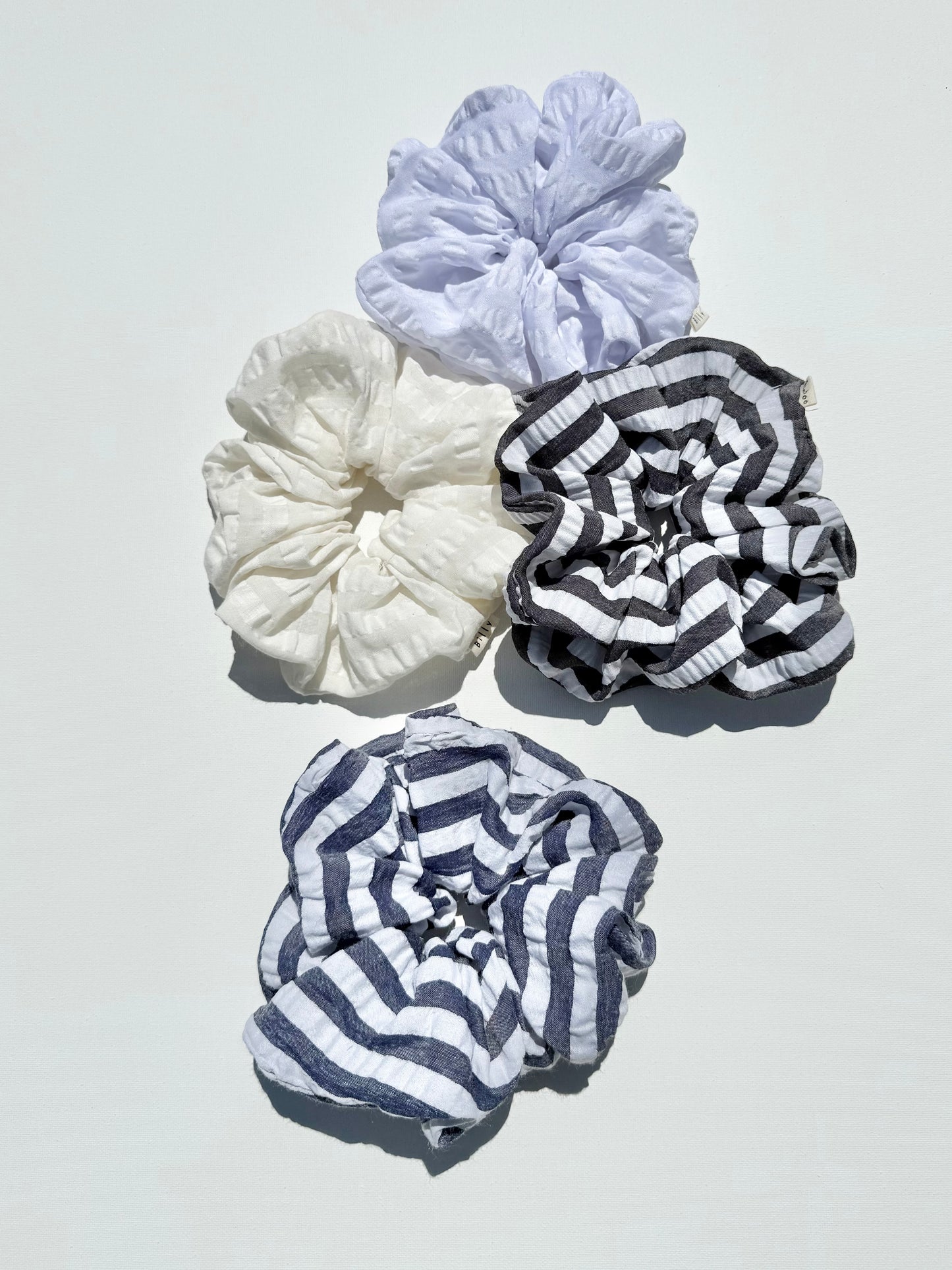 STRIPE SEERSUCKER SCRUNCHIES - neutral