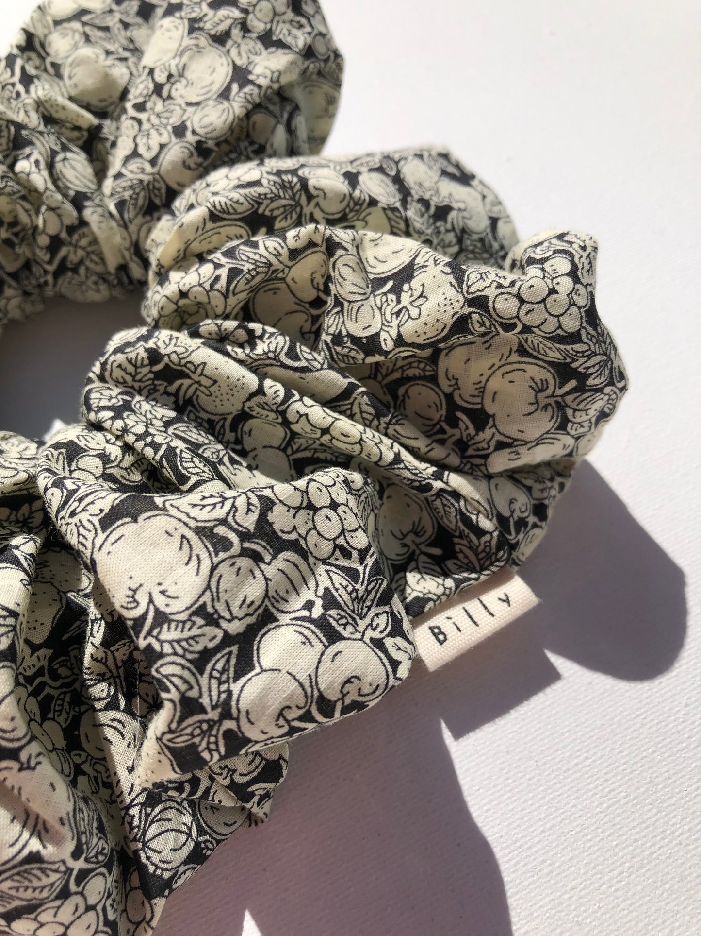 VICTORIA FLORAL SCRUNCHIE