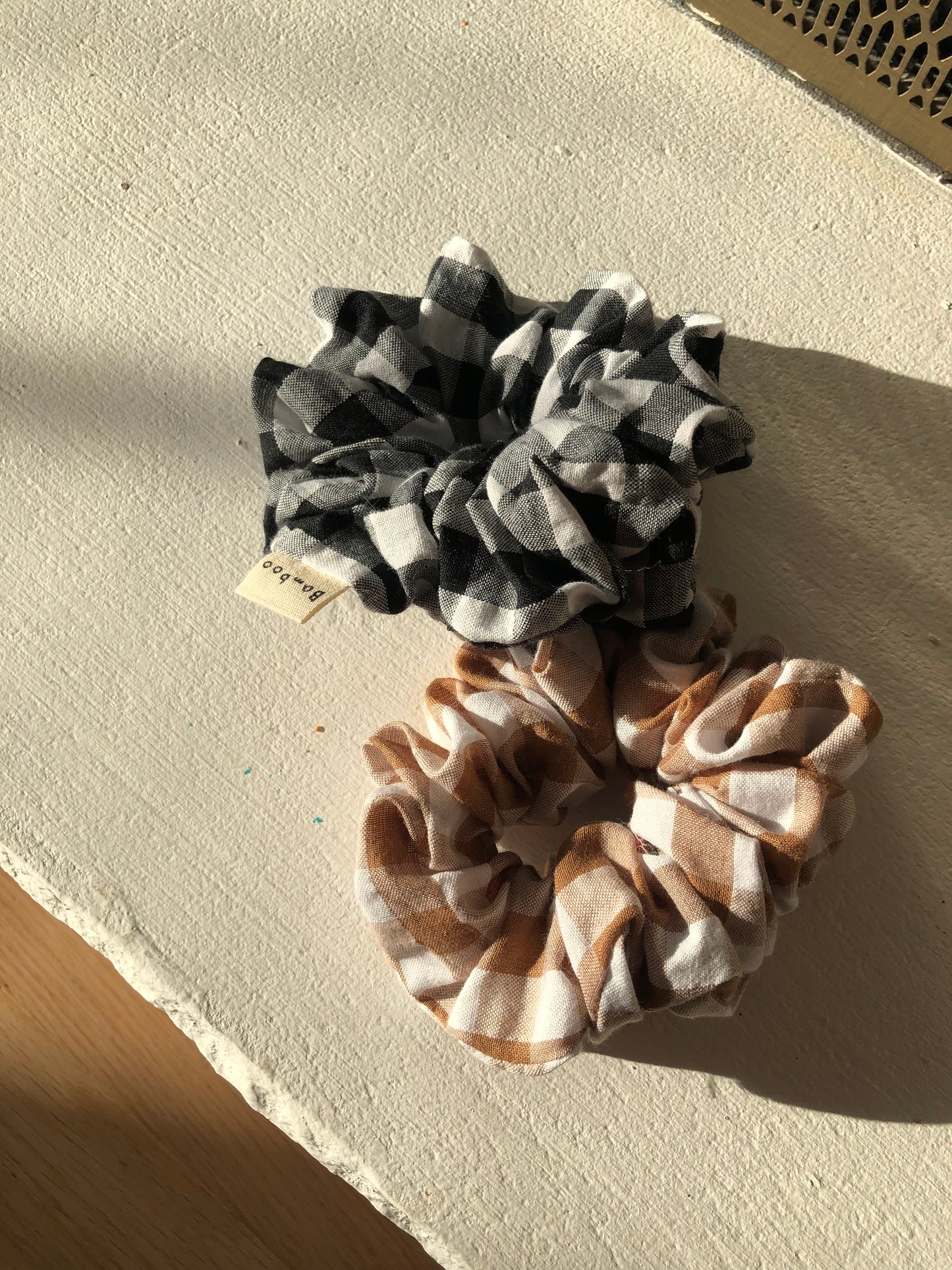 GINGHAM SEERSUCKER SCRUNCHIES  - neutral