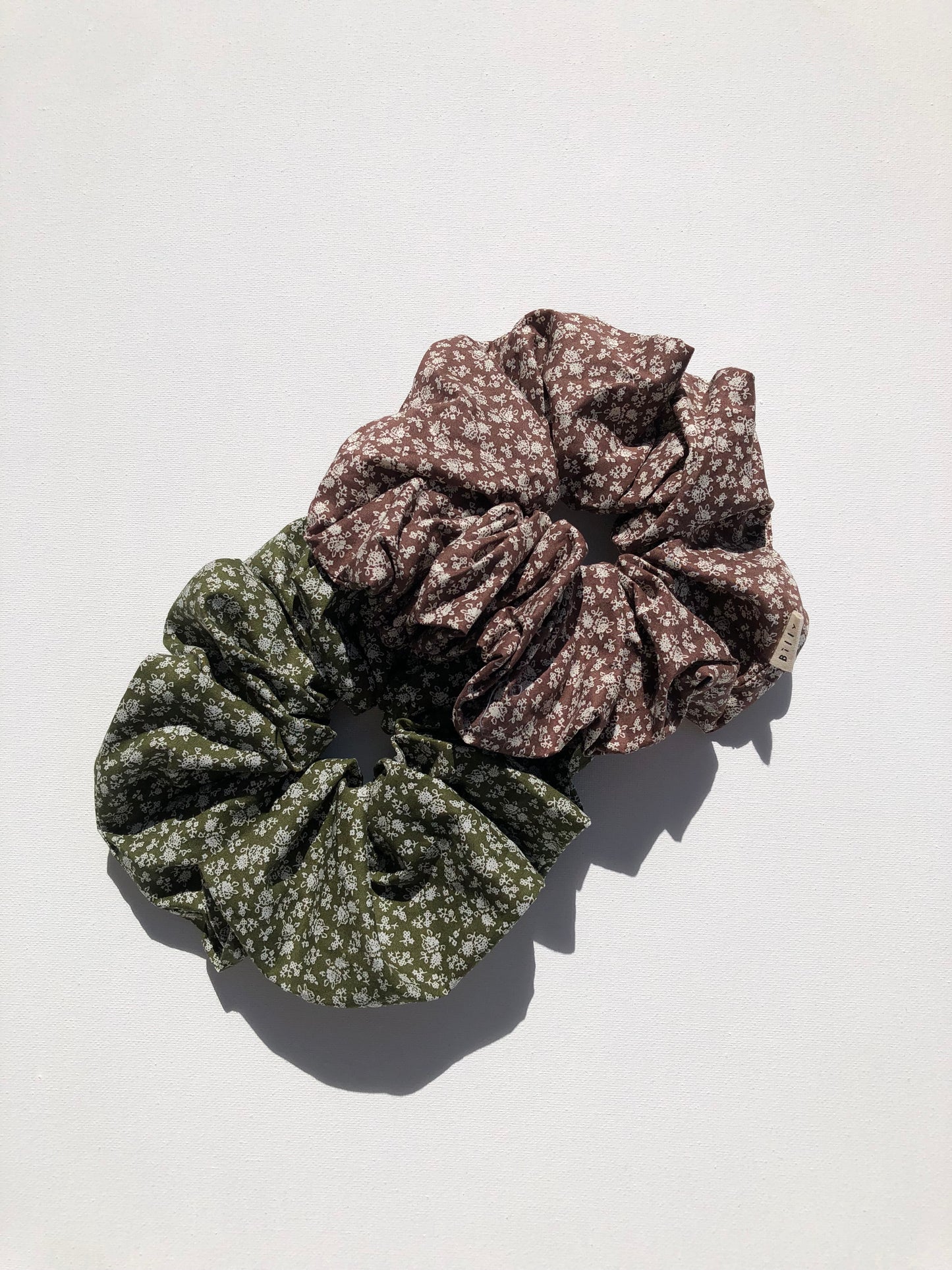 VICTORIA FLORAL SCRUNCHIE