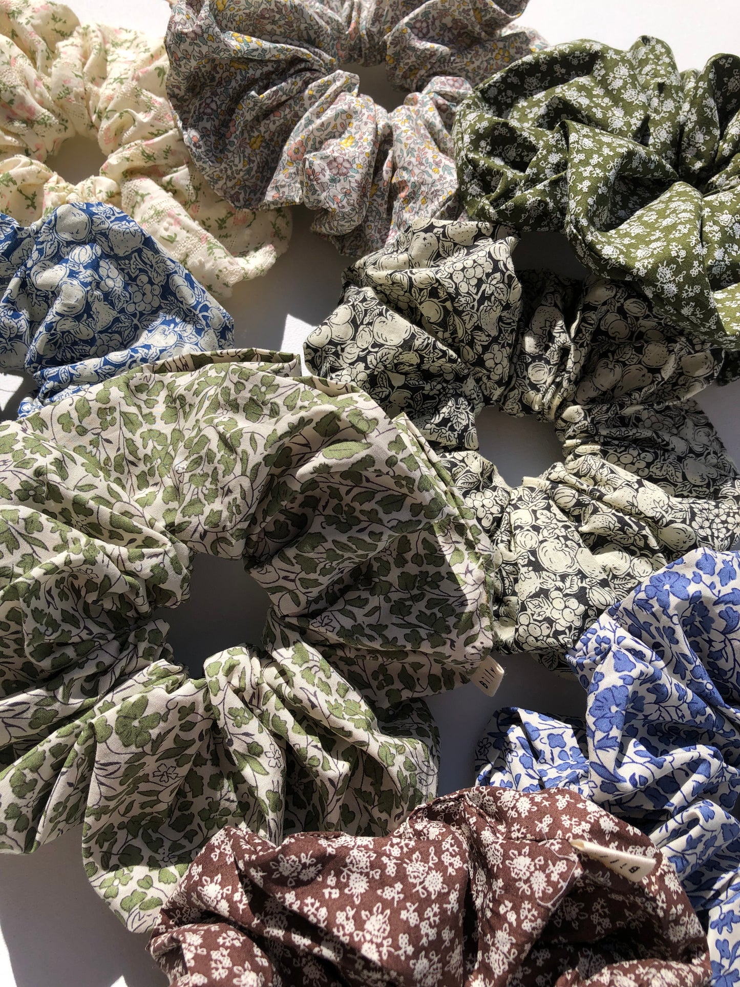 VICTORIA FLORAL SCRUNCHIE