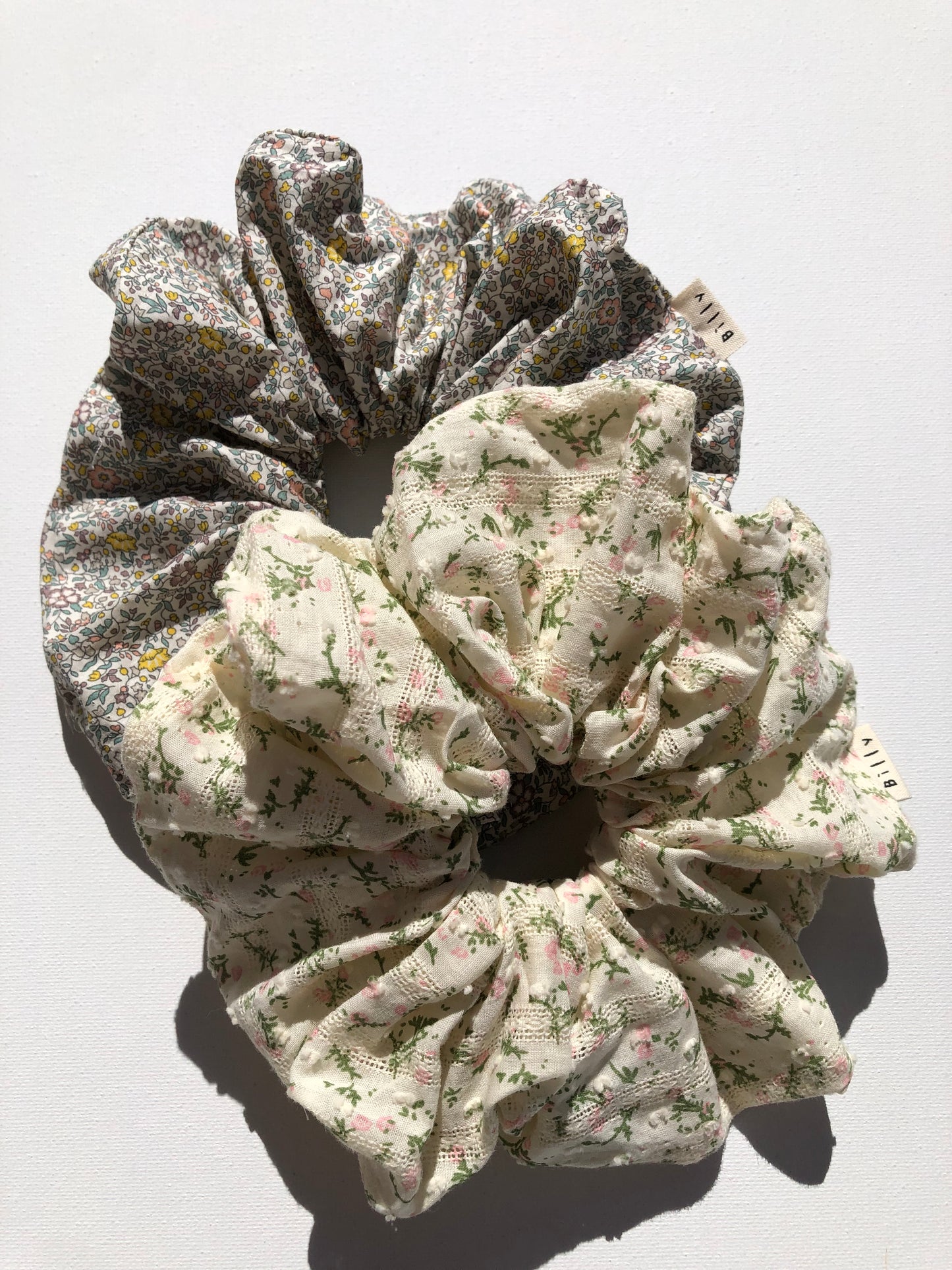 VICTORIA FLORAL SCRUNCHIE