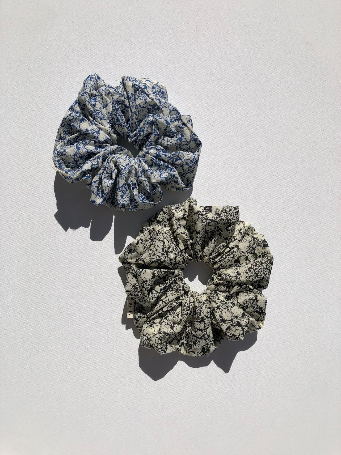 VICTORIA FLORAL SCRUNCHIE