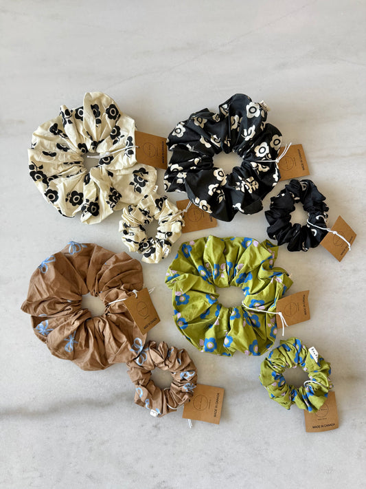 RETRO BLOOM SCRUNCHIE