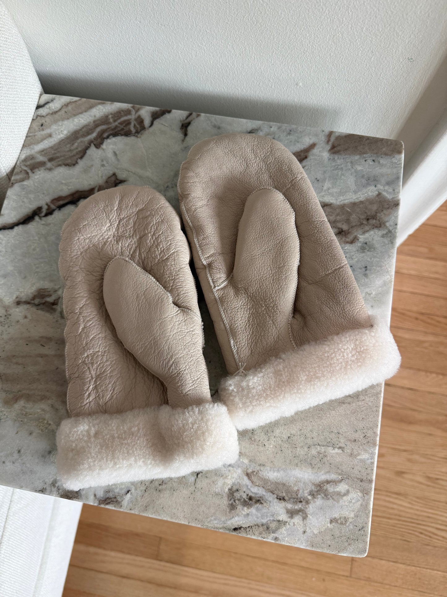 PUFFY SHEARLING MITTENS