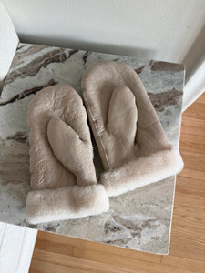 PUFFY SHEARLING MITTENS