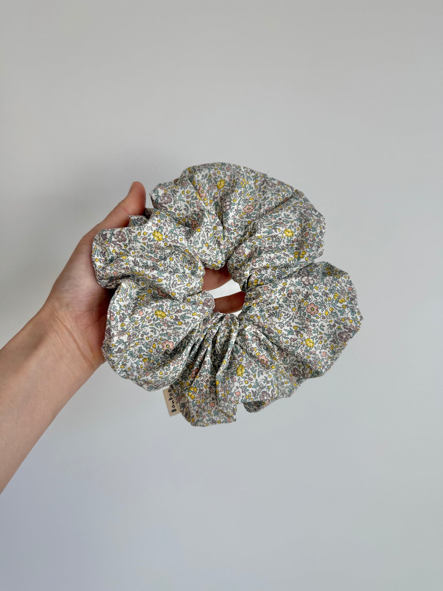 VICTORIA FLORAL SCRUNCHIE