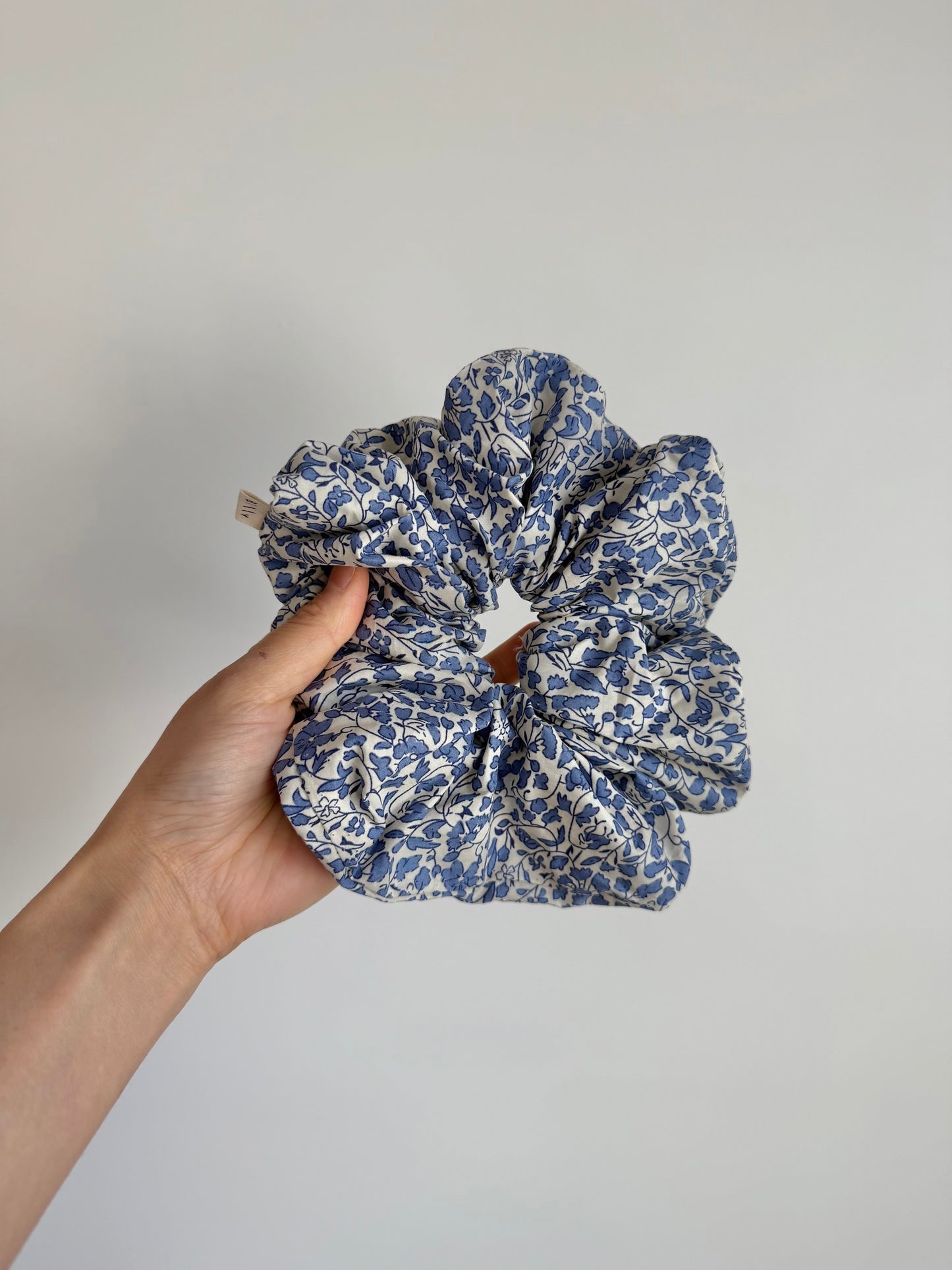VICTORIA FLORAL SCRUNCHIE