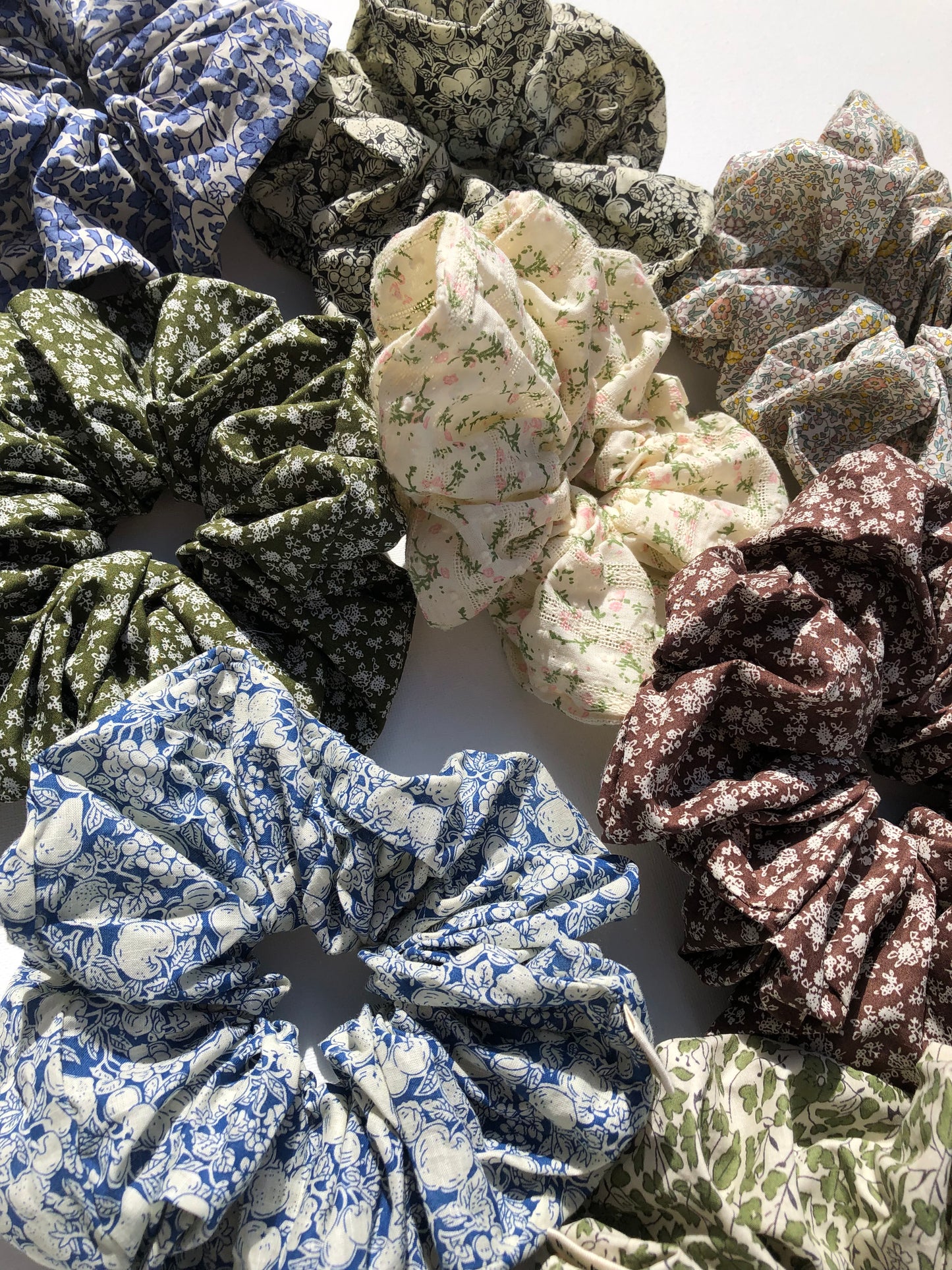 VICTORIA FLORAL SCRUNCHIE