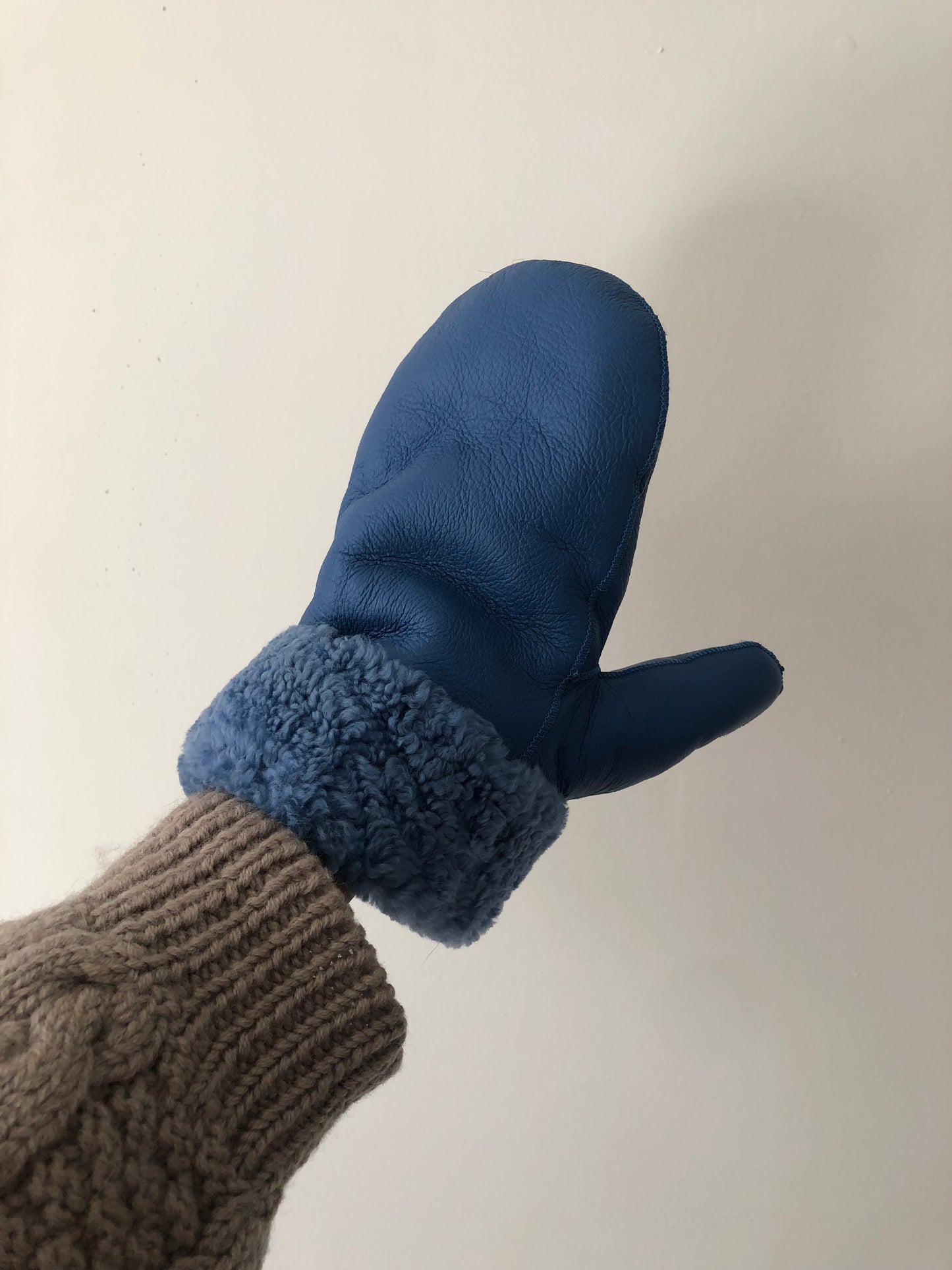 PUFFY SHEARLING MITTENS