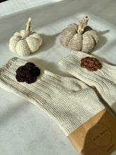 Load image into Gallery viewer, CROCHET COOKIE FLOWERS SOCKS