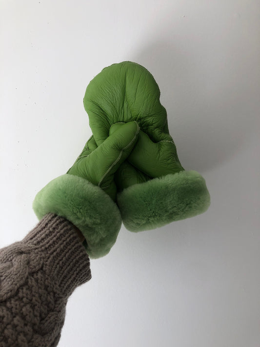 PUFFY SHEARLING MITTENS