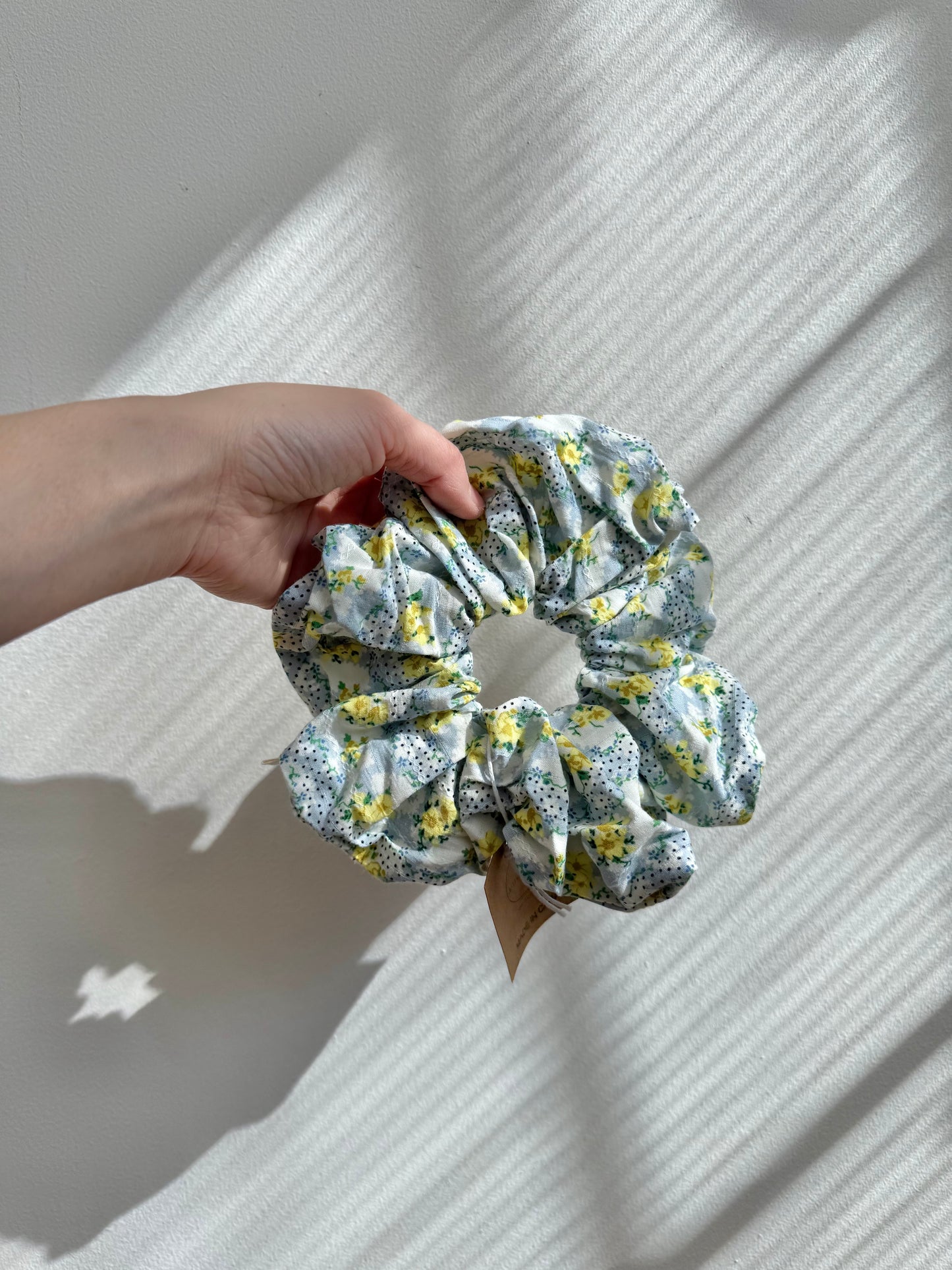 VICTORIA FLORAL SCRUNCHIE