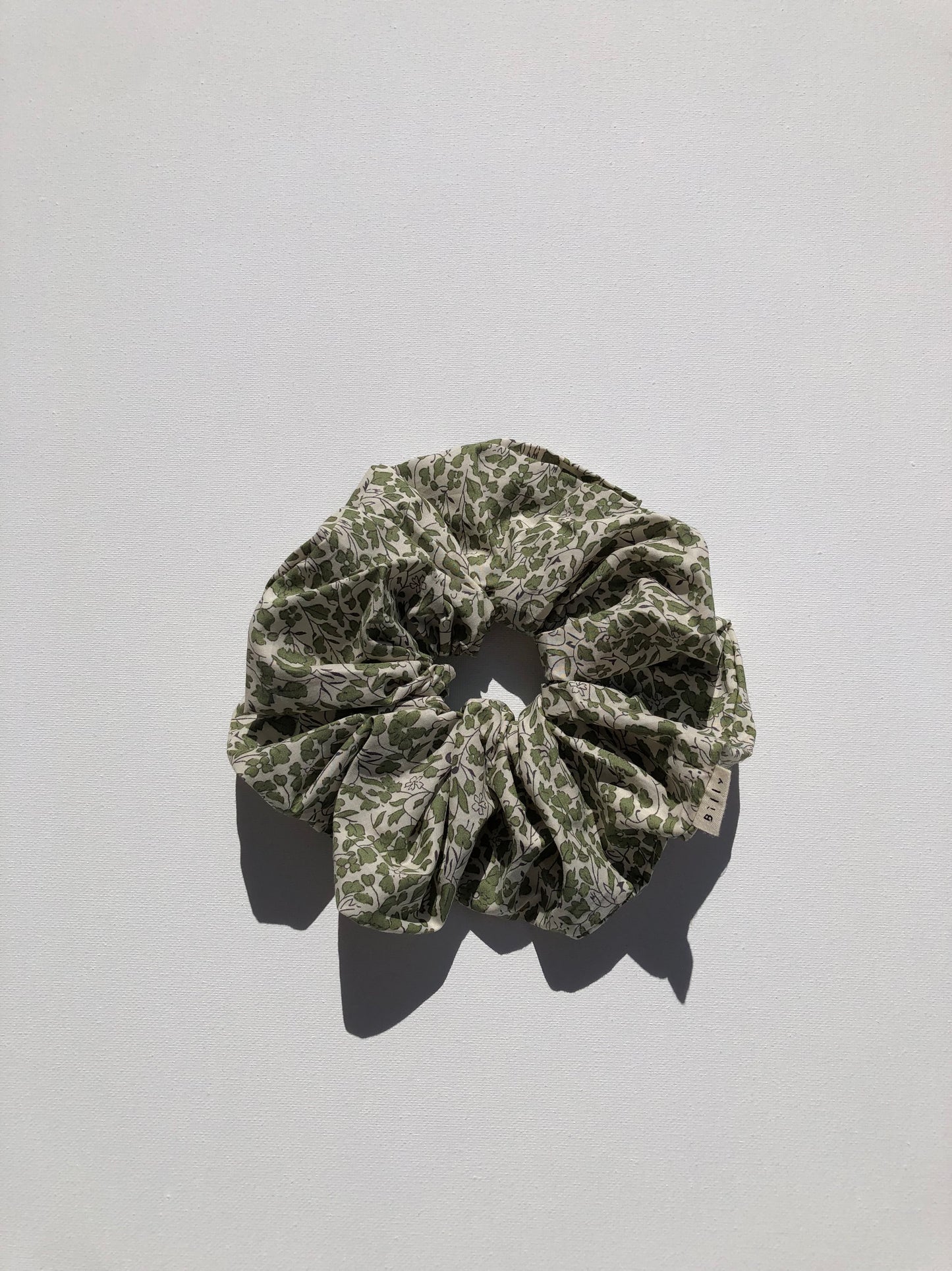 VICTORIA FLORAL SCRUNCHIE