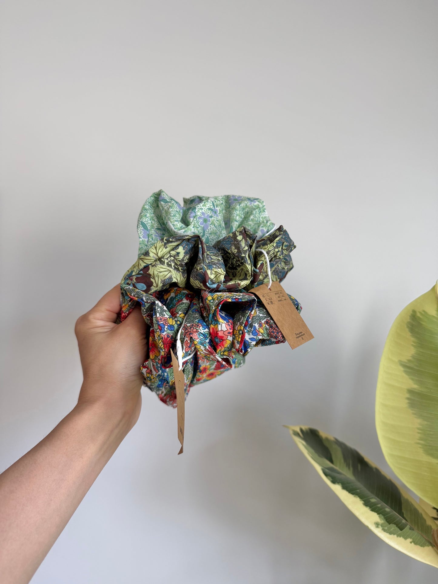 MEADOW BLOOM FLORAL SCRUNCHIE