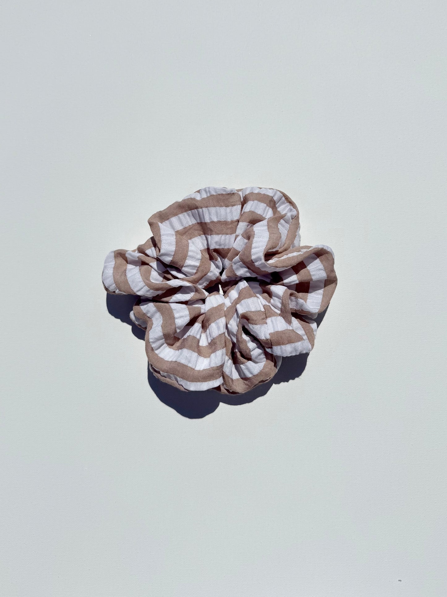STRIPE SEERSUCKER SCRUNCHIES - neutral