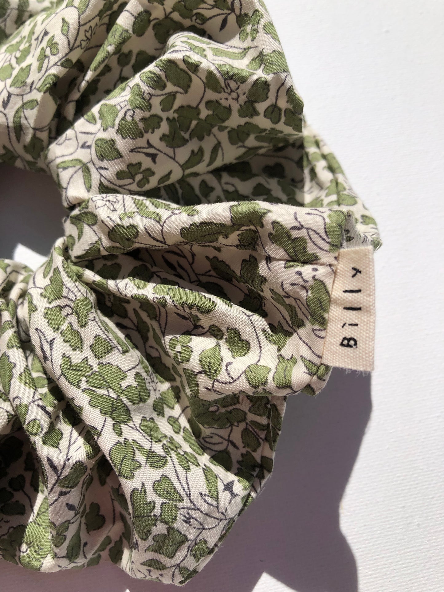 VICTORIA FLORAL SCRUNCHIE