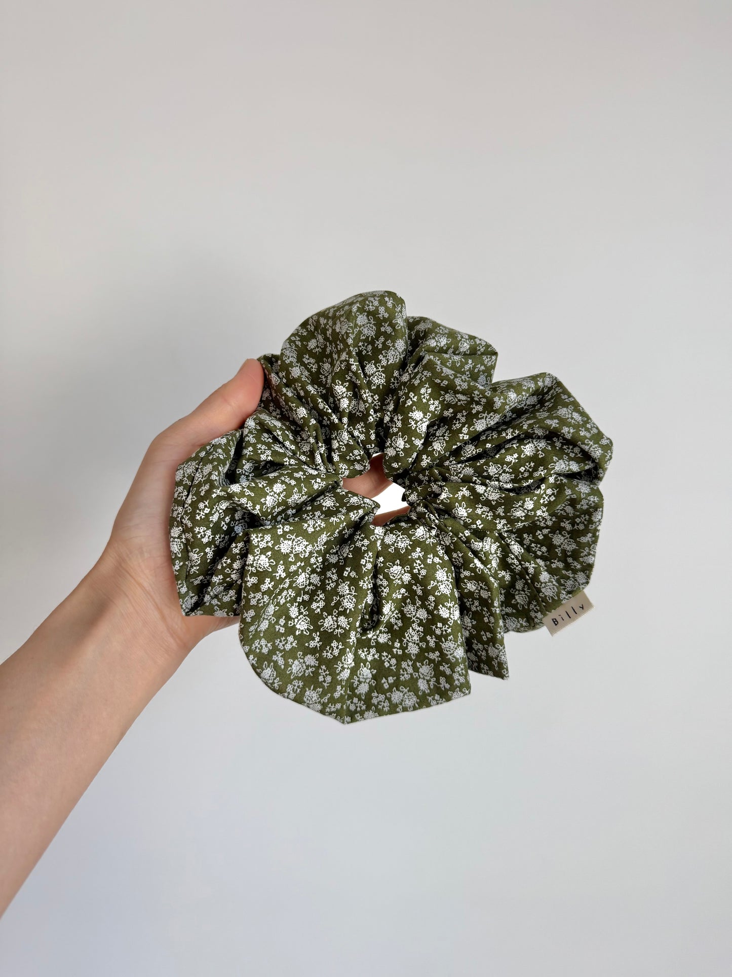 VICTORIA FLORAL SCRUNCHIE