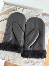 Load image into Gallery viewer, PUFFY SHEARLING MITTENS