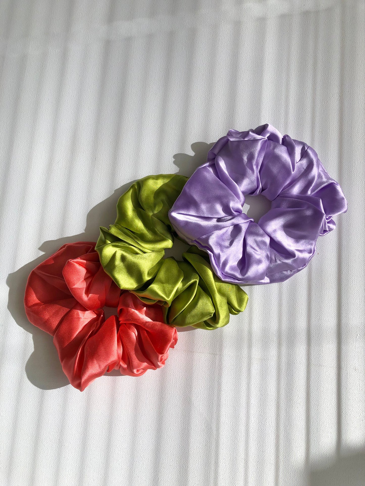 PURE SILK SCRUNCHIES - snow pastel